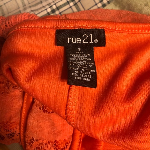 3 small crop tops - Picture 3 of 8